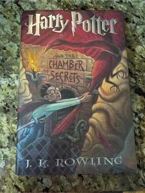 Harry Potter and the Chamber of Secrets Hardcover / LIKE NEW! ✨